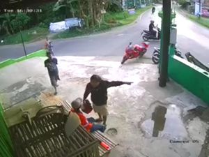 Pukul Pak Ogah Blitar, Pengendara Ninja Sok Jago Minta Maaf Pukul Pak Ogah Blitar, Pengendara Ninja Sok Jago Minta Maaf