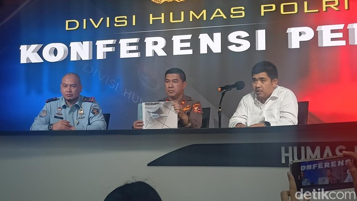 Petugas Imigrasi Ditusuk WN Uzbekistan: Awal Mula sampai Pelaku Ditahan Seorang petugas imigrasi ditusuk WN Uzbekistan di saat penyerangan di Kantor Imigrasi Kelas I Jakarta Utara. Bagaimana permulaan mula kejadiannya? Simak informasinya.