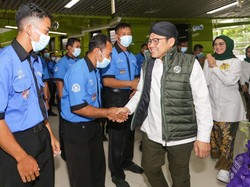 Gus Muhaimin Bagikan Paket Sembako ke Porter Stasiun Gambir