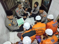 Leburnya Polisi serta Tahanan Saat Ngaji dan Selawatan Bareng