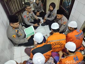 Leburnya Polisi serta Tahanan Saat Ngaji dan Selawatan Bareng Leburnya Polisi serta Tahanan Saat Ngaji dan Selawatan Bareng