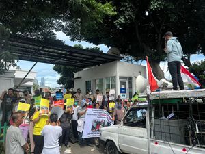 Potret Massa Geruduk PN Jakbar