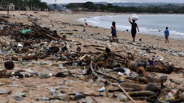Begini Potret Tumpukan Sampah di Pantai Bali