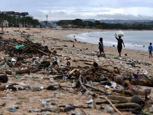 Begini Potret Tumpukan Sampah di Pantai Bali