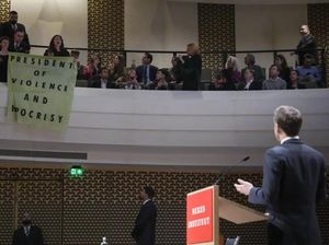 Macron Dicemooh Demonstran Saat Berkunjung ke Belanda