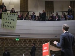 Macron Dicemooh Demonstran Saat Berkunjung ke Belanda