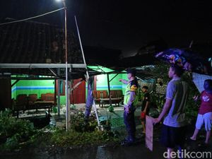 Angin Puting Beliung Terjang Bojonegoro, 5 Rumah Rusak dan 1 Warga Terluka Angin Puting Beliung Terjang Bojonegoro, 5 Rumah Rusak dan 1 Warga Terluka