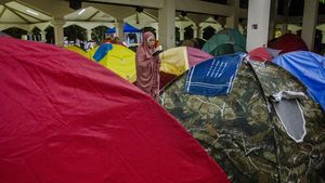 Warga Bandung Ramai Iktikaf di Masjid Demi Malam Lailatulqadar