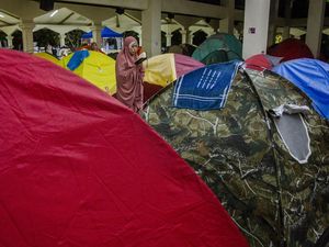 Warga Bandung Ramai Iktikaf di Masjid Demi Malam Lailatulqadar Warga Bandung Ramai Iktikaf di Masjid Demi Malam Lailatulqadar