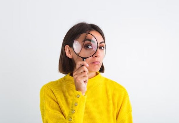 Perempuan dengan kaca pembesar