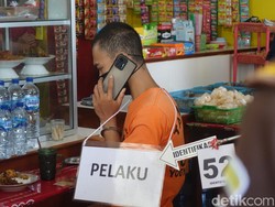 Momen Heru Peragakan Makan di Warmindo Usai Mutilasi Ayu