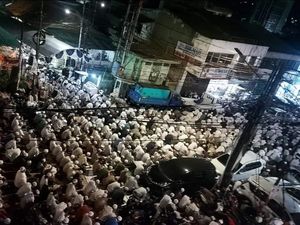 Ribuan Warga Tarawih di Masjid Kramat Empang Bogor, Saf Salat hingga ke Jalan