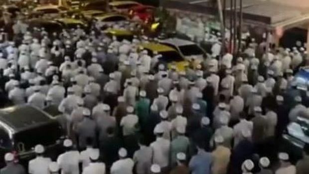 Ribuan warga tumpah ruah mengikuti Salat Tarawih di Masjid An-Nur Kramat Empang, Kota Bogor