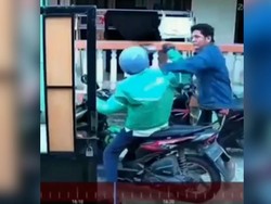 Viral Pengemudi Ojol Tua Dipukuli Pria Sampai Gigi Patah di Palembang