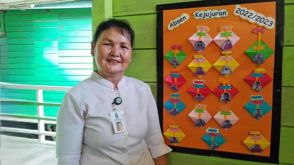 Potret Bu Guru Hani, Semangat Mengajar Jelang Pensiun