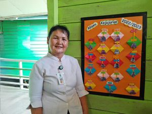 Potret Bu Guru Hani, Semangat Mengajar Jelang Pensiun