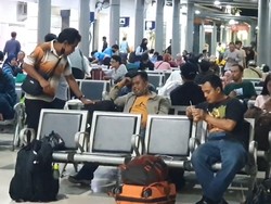 Stasiun Pasar Senen Mulai Ramai Pemudik Malam Ini
