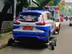Dishub Jaksel Derek Mobil Pegawai Bea Cukai yang Parkir Liar di Kebayoran
