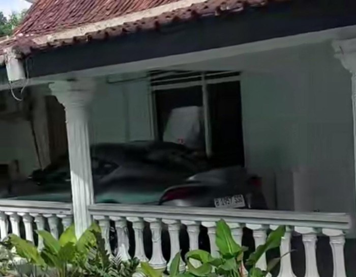 Toyota GR Supra terparkir di kediaman sederhana. Toyota GR Supra terparkir di kediaman sederhana.