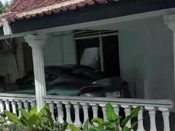 Viral Rumah Sederhana tapi Mobilnya Toyota Supra, Siapa yang Punya?