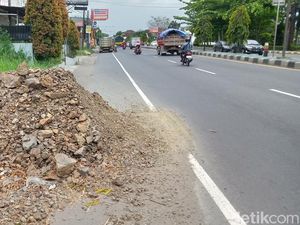 Bikin Celaka! Puluhan Ton Tanah Uruk Tak Bertuan di Bahu Jalan Jogja-Solo