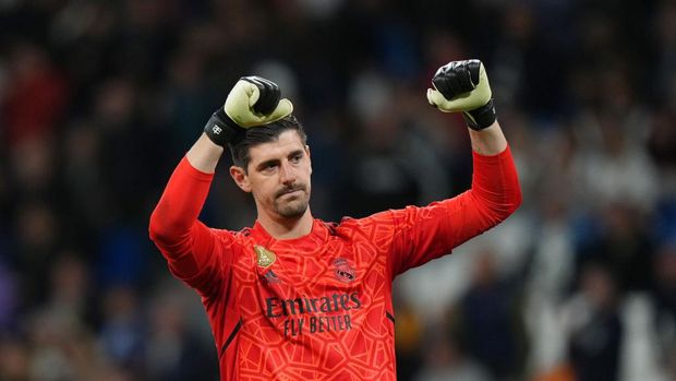 MADRID, SPAIN - APRIL 12: Thibaut Courtois of Real Madrid celebrates as they acknowledges the fans after the UEFA Champions League quarterfinal first leg match between Real Madrid and Chelsea FC at Estadio Santiago Bernabeu on April 12, 2023 in Madrid, Spain. (Photo by Angel Martinez/Getty Images)