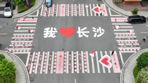 Unik Banget, China Punya Zebra Cross Berbentuk Hati Lho