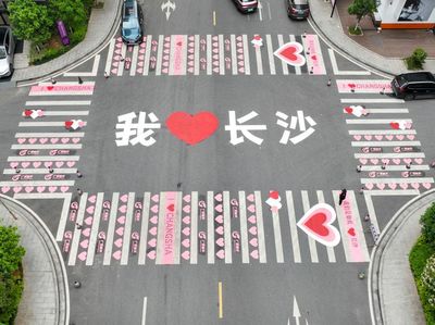 Unik Banget, China Punya Zebra Cross Berbentuk Hati Lho