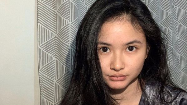 7 Gaya Natural Adinda Azani Tanpa Makeup, Pose Gendong Anak Bikin Salfok