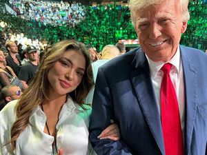 Gadis Ring Terkaya Kehilangan Banyak Fans Setelah Foto Bareng Donald Trump Gadis Ring Terkaya Kehilangan Banyak Fans Setelah Foto Bareng Donald Trump