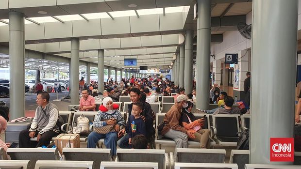 Aktivitas pemudik yang menggunakan kereta api sebagai moda transportasi via Stasiun Pasar Senen , Jakarta Pusat mengalami peningkatan.