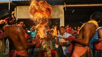 Atraksi Lempar Api Ramaikan Festival Gajon India