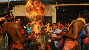 Atraksi Lempar Api Ramaikan Festival Gajon India