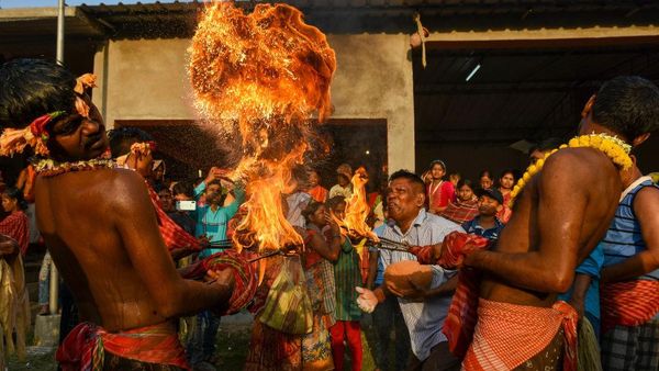 Atraksi Lempar Api Ramaikan Festival Gajon India