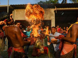Atraksi Lempar Api Ramaikan Festival Gajon India Atraksi Lempar Api Ramaikan Festival Gajon India