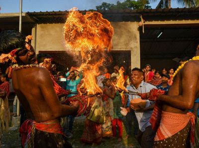 Atraksi Lempar Api Ramaikan Festival Gajon India