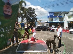 Satpol PP Bone Tertibkan Baliho Bacaleg Tidak Berizin