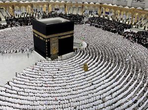 Banjir Pujian, Petugas Keamanan Saudi Bantu Jemaah Tunanetra Tawaf