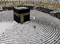 Banjir Pujian, Petugas Keamanan Saudi Bantu Jemaah Tunanetra Tawaf