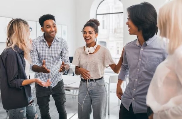 Bergerak dan berkomunikasi / foto: Freepik/ lookstudio Sekumpulan orang sedang mengobrol