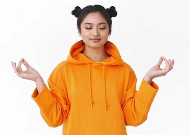 Perempuan sedang memejamkan mata