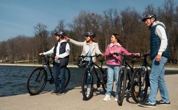 Bersepeda dan Berkeliling Taman dengan Anggota Keluarga. Foto freepik.com: freepik
