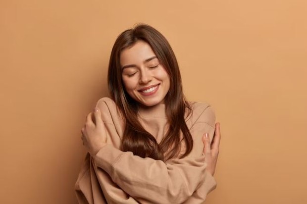 Cinta diri sendiri/ foto: Freepik/ wayhomestudio Perempuan sedang memeluk dirinya sendiri