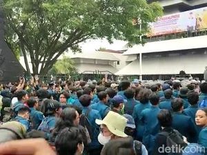 Demo di Kantor Ganjar Memanas Lagi, Polisi Tembakkan Gas Air Mata Demo di Kantor Ganjar Memanas Lagi, Polisi Tembakkan Gas Air Mata