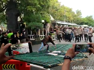 Kala Demonstran Jebol Gerbang Kantor Gubernur Jateng dan Ganjar Rapat di Dalam Kala Demonstran Jebol Gerbang Kantor Gubernur Jateng dan Ganjar Rapat di Dalam