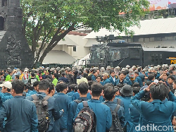 Demo Tolak UU Ciptaker di Kantor Ganjar Rusuh, 2 Pagar Dijebol