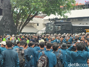 Sempat Ricuh, Demo di Kompleks Kantor Ganjar Mulai Kondusif Sempat Ricuh, Demo di Kompleks Kantor Ganjar Mulai Kondusif