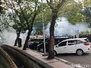 Gerbang Kantornya Jebol Depan Belakang, Ternyata Ganjar Lagi Rapat di Dalam Gerbang Kantornya Jebol Depan Belakang, Ternyata Ganjar Lagi Rapat di Dalam
