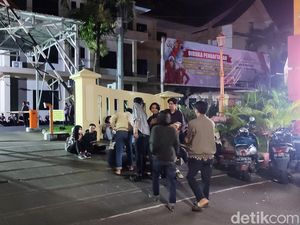 Sebut Ada 5 Demonstran Ditangkap, Massa Geruduk Polrestabes Semarang Sebut Ada 5 Demonstran Ditangkap, Massa Geruduk Polrestabes Semarang