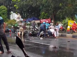 4 Pemotor Berjatuhan di Cibinong gegara Jalanan Licin
